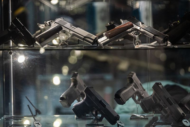 Orožje na ogled v Kee Firearms in usposabljanje v New Lenoxu.