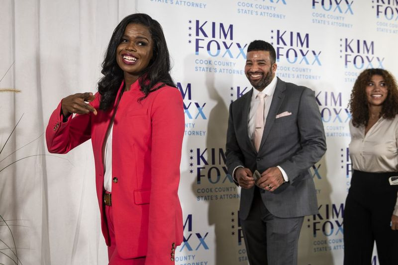 Kartu su šeimos nariais, dabartinė Kuko apygardos valstijos prokurorė Kim Foxx šoka, kai baigia savo rinkimų vakaro būstinės kalbą Kinzie viešbutyje, esančiame netoli Šiaurės pusės, po to, kai visuotiniuose rinkimuose nugalėjo respublikonų kandidatą Patą O