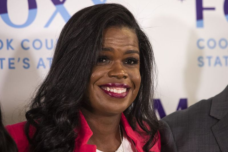 Kuko apygardos valstijos prokurorė Kim Foxx pozuoja nuotraukai su šeimos nariais, baigusi savo kalbą per rinkimų vakarą Kinzie viešbutyje.