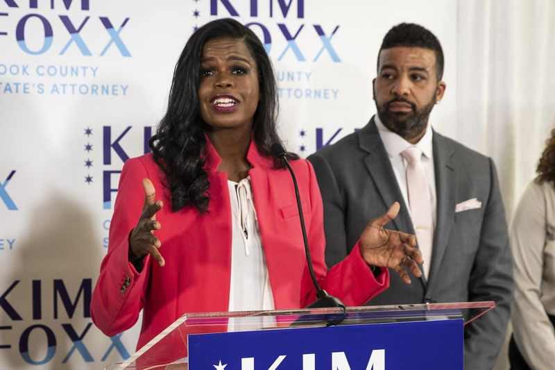 Kuko apygardos valstijos prokurorė Kim Foxx kalba savo rinkimų vakaro būstinėje Kinzie viešbutyje netoli Šiaurės Side, antradienio vakarą nugalėjusi respublikonų kandidatą Patą O
