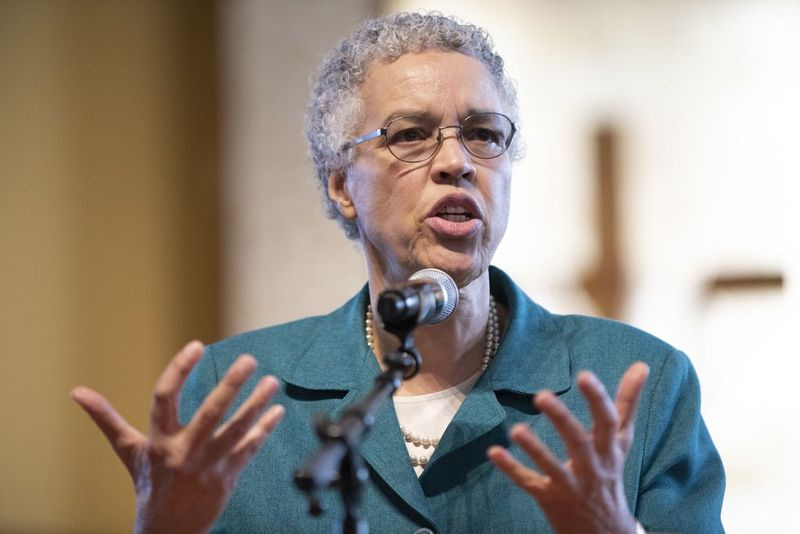 Předsedkyně Cook County Board Toni Preckwinkle se izoluje poté, co člen jejího bezpečnostního oddělení pozitivně testoval COVID-19, oznámila její kancelář 7. dubna 2020.