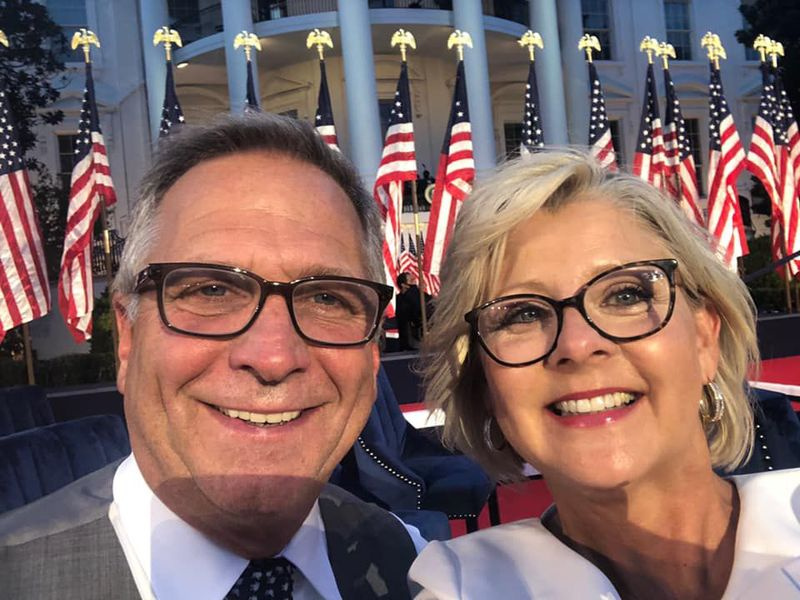Le représentant Mike Bost, R-Ill., et son épouse, Tracy, à la Maison Blanche en août pour entendre le président Donald Trump accepter la nomination lors de la Convention nationale républicaine.
