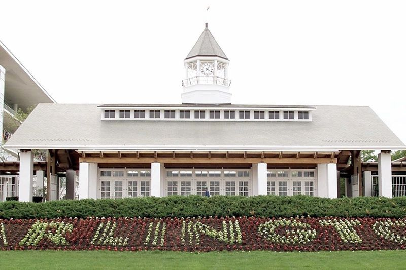 Balapan Lumba Kuda Antarabangsa Arlington, bergambar pada tahun 2000. Pemilik korporat trek Churchill Downs meletakkannya untuk dijual.
