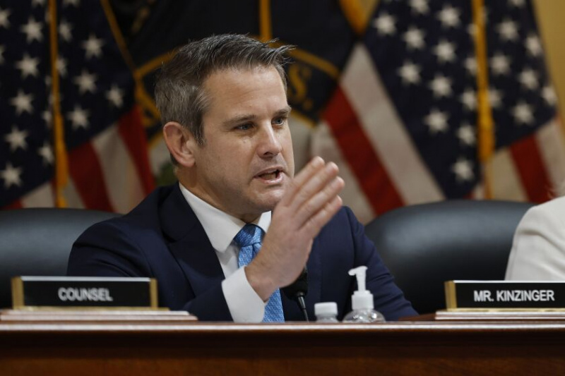  Rep. Adam Kinzinger (R-IL) menyoal saksi semasa perbicaraan perdana di Bangunan Pejabat Cannon House pada 21 Julai 2022 di Washington, DC.