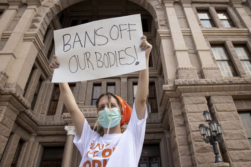 Jillian Dworin participa en una protesta el mes pasado en el Capitolio de Texas en Austin, Texas, contra la prohibición del aborto de seis semanas.