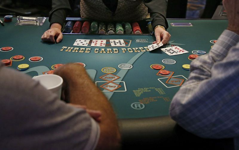 Igralci na srečo igrajo poker v igralnici WinStar World Casino and Resort v Thackervilleu, Oklahoma, leta 2019.