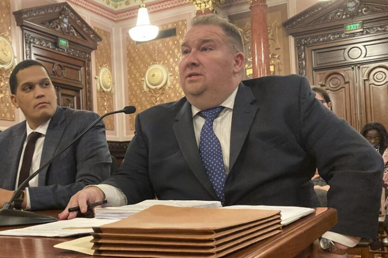  Senator zvezne države Illinois Scott Bennett, D-Champaign (desno), je umrl v petek. Prikazan je bil 1. decembra 2022, ko se je pojavil pred izvršnim odborom senata, da bi razložil pojasnila o prenovi kazenskega pravosodja zakona SAFE-T, ki jo je sosponzoriral.