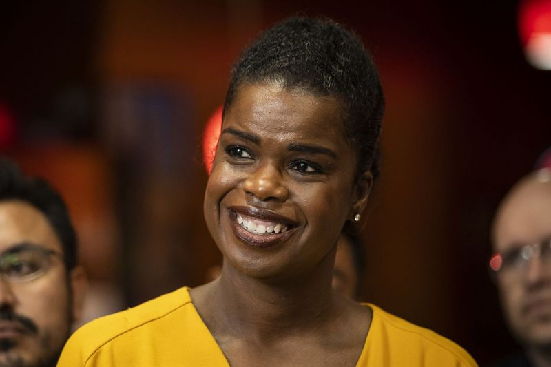 A promotora estadual do condado de Cook, Kim Foxx, durante uma campanha em Pilsen no ano passado.