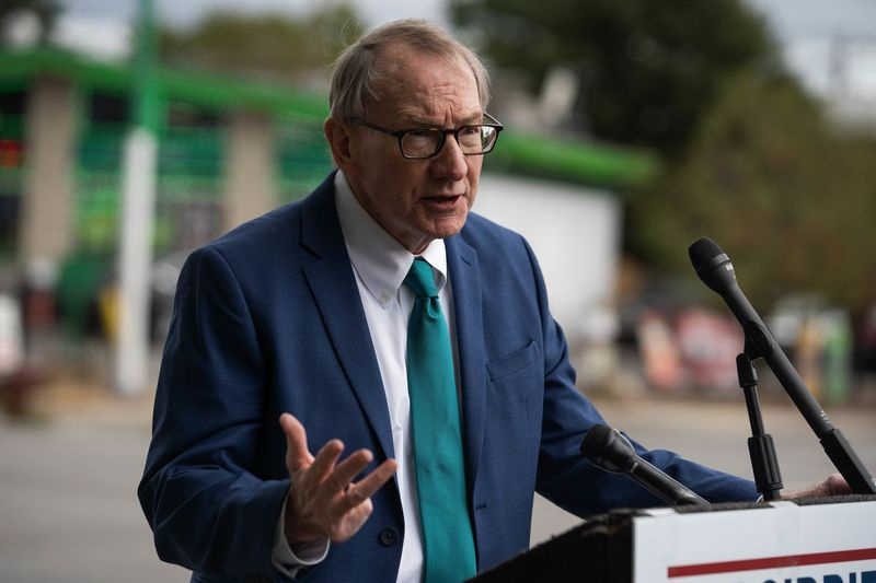 O candidato a procurador do Condado de Cook, Pat O’Brien, fala durante uma entrevista coletiva no bairro de North Austin no início deste mês.