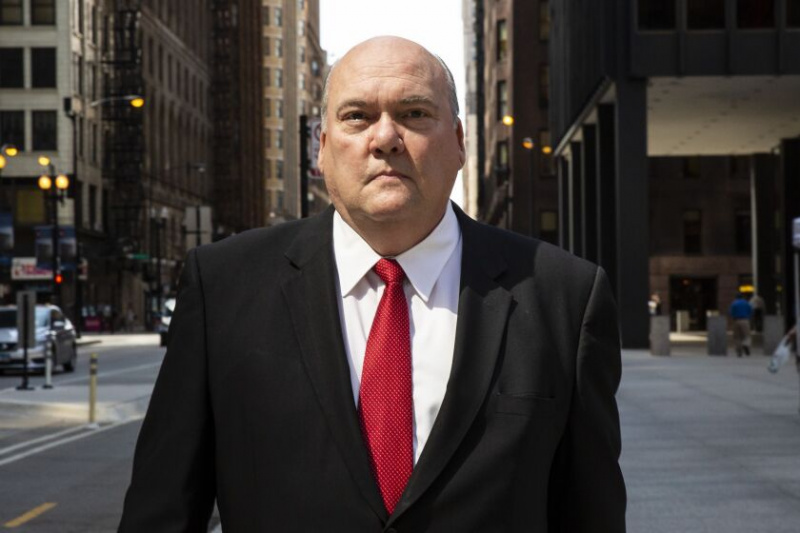   Bývalý dlhoročný šéf tímu Chicago Teamsters John T. Coli starší opúšťa 30. júla 2019 budovu federálneho súdu Dirksen po priznaní viny z prijatia zakázanej platby a podania falošného daňového priznania k dani z príjmu.