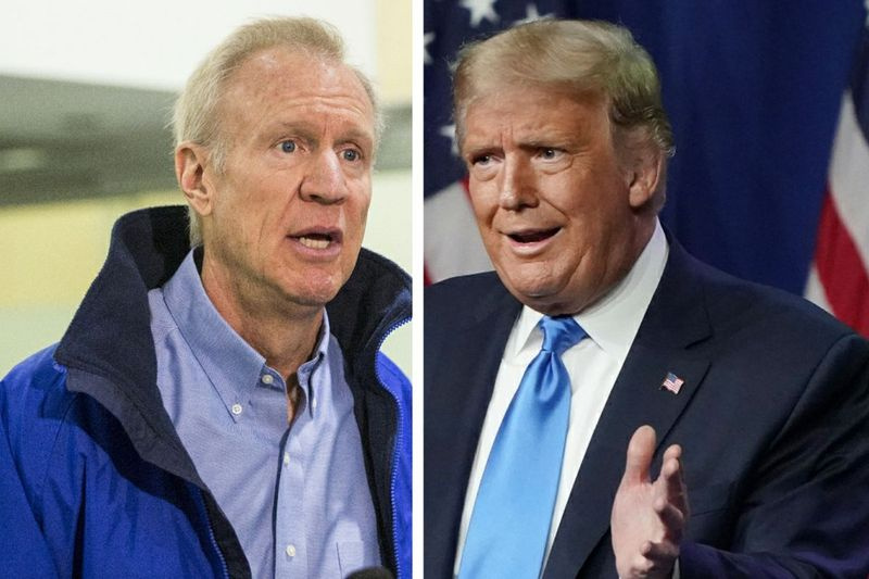 Guvernér Bruce Rauner, vlevo, mluví s reportéry v roce 2018; Prezident Donald Trump, vpravo, mluví během prvního dne republikánského národního shromáždění v srpnu.