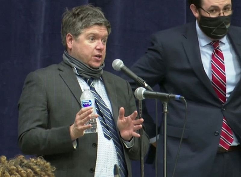Representante estatal Mike Zalewski, demócrata de Riverside, mostrado durante el debate en el piso de la Cámara en el Bank of Springfield Center en enero.