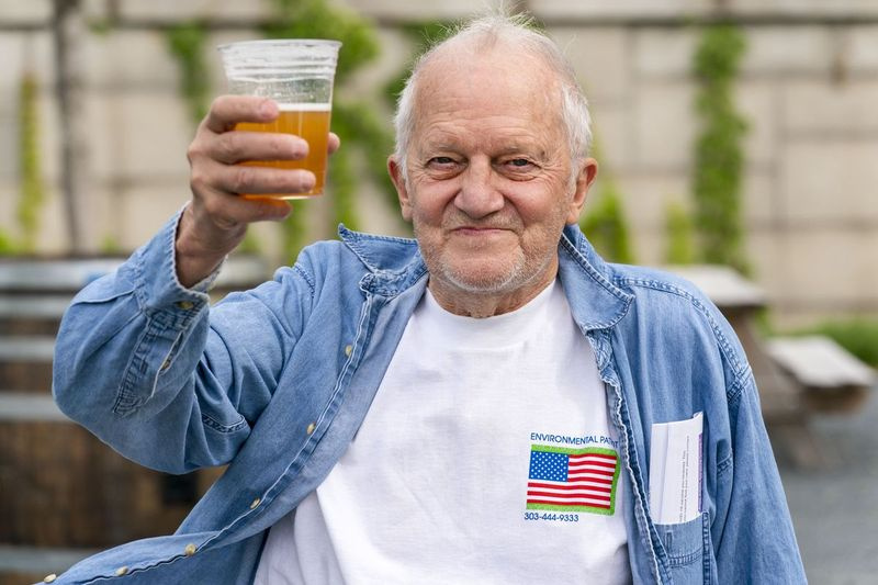 George Ripley, de 72 años, de Washington, sostiene su cerveza gratis después de recibir la vacuna J & J COVID-19 a principios de este mes en el Kennedy Center en Washington.