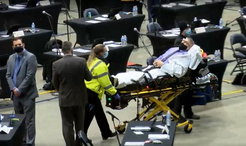 El representante Darren Bailey, republicano por Xenia, es sacado del Bank of Springfield Center el domingo por la tarde después de experimentar una emergencia médica.