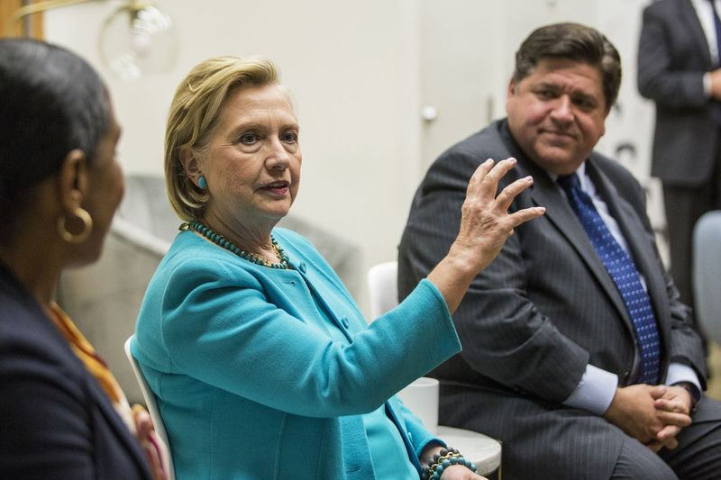 Bývalá americká ministryně zahraničí Hillary Clintonová, střed, poté kandidát na guvernéra J. B. Pritzker a jeho kolegyně z kandidátky Juliana Strattonová se účastní diskuse u kulatého stolu v roce 2018.
