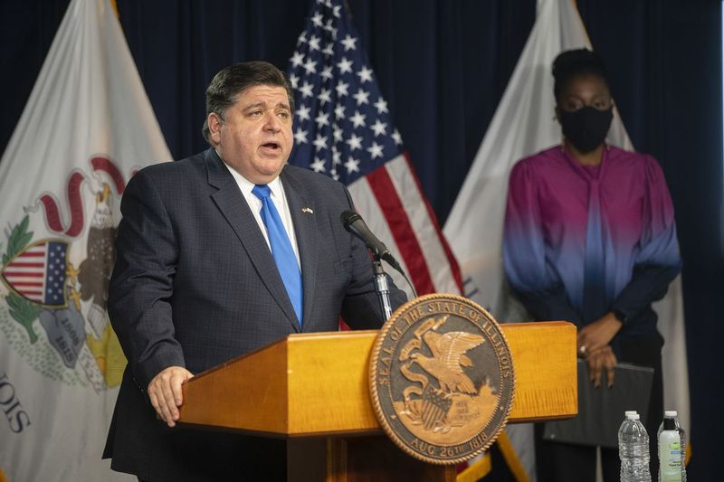 Regering J.B. Pritzker beantwoordt vragen tijdens een dagelijkse COVID-19-update in het James R. Thompson Center in the Loop in november.