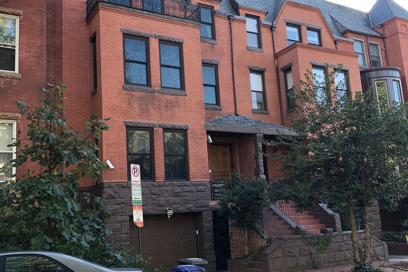 Nápis na prodej na 2034 O Street, Washington DC, bývalý domov bývalého poslance Jesseho Jacksona Jr., který si odseděl ve vězení na základě federálních obvinění z korupce.