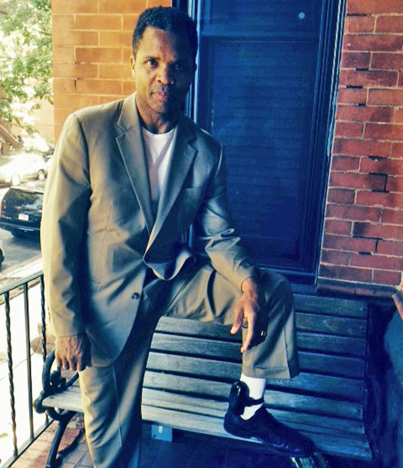 Jesse Jackson Jr. v roce 2015 mimo svůj domov ve Washingtonu D.C. s monitorem na kotníku, který musel chvíli nosit poté, co byl propuštěn z federálního vězení.