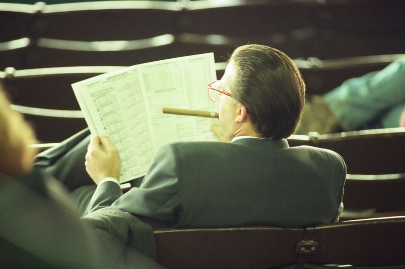 Hráč na koních studuje program na Hawthorne Race Course v roce 1996.
