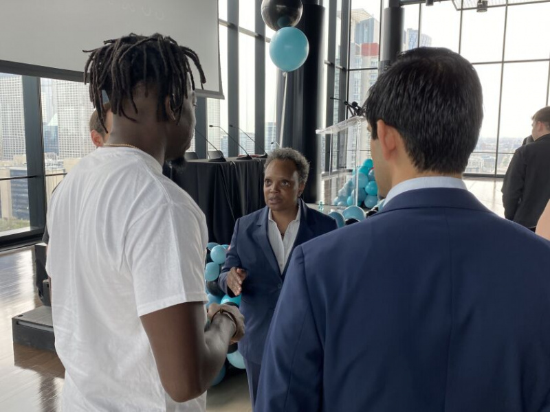   Linnapea Lori Lightfoot räägib Richard Wallace'iga (vasakul), Equity and Transformationi asutaja ja tegevdirektoriga.