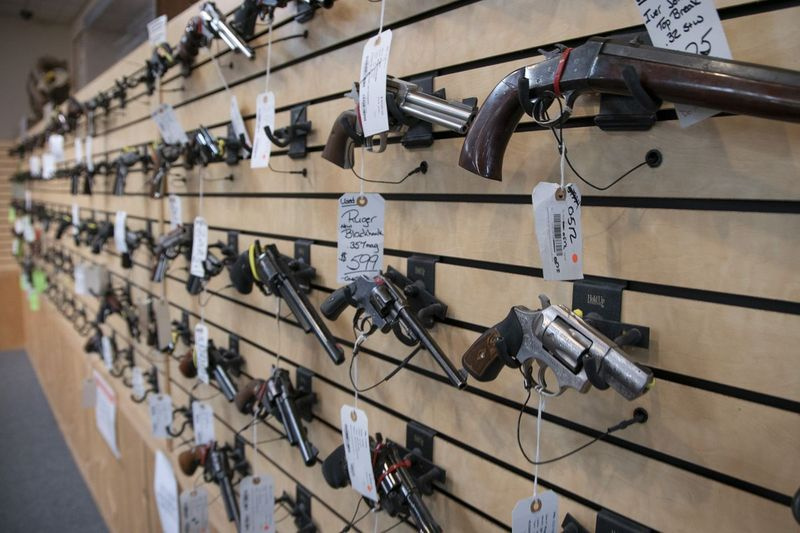 Broń palna na wystawie w Marengo Guns w Marengo w styczniu.
