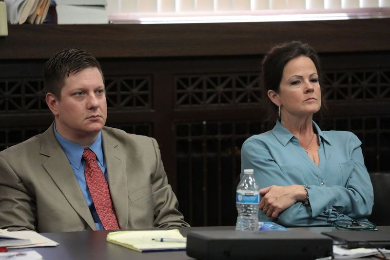 Jason Van Dyke écoute les déclarations de clôture avec l