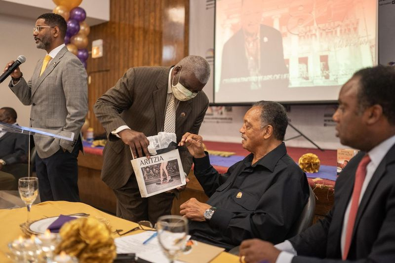 Rev. Jesse Jackson, som for nylig havde afsluttet behandling for COVID og Parkinsons sygdom, talte for spørgsmål om social retfærdighed under sin 80-års fødselsdagsfejring i Rainbow/PUSH-organisationens hovedkvarter., hvor Jackson gjorde opmærksom på effektiviteten af ​​COVID-19-vaccinen, kvinders rettigheder og andre spørgsmål om social retfærdighed, fredag ​​eftermiddag den 8. oktober 2021. | Pat Nabong/Sun-Times