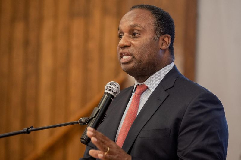 Jonathan Jackson, pastor Jesse Jacksons søn, taler under sin fars 80-års fødselsdagsfejring i Rainbow PUSH Coalitions hovedkvarter i Kenwood-kvarteret, hvor Jackson gjorde opmærksom på effektiviteten af ​​COVID-19-vaccinen, kvinders rettigheder og andre spørgsmål om social retfærdighed, fredag eftermiddag den 8. oktober 2021.