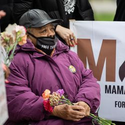 Armanda Šakelforda, agrāk ieslodzītā Džeralda Rīda māte, piedalās protestā, pieprasot gubernatoram Dž.B. Prickeram atsākt kontaktu vizītes Ilinoisas cietumos, parakstīt apžēlošanu un apturēt Ilinoisas jauniešu centra celtniecību Linkolna parkā piektdienas rītā, 7. maijā, 2021. gads.