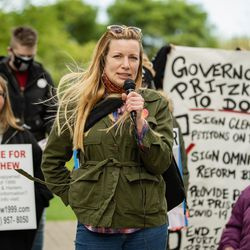 Organizācijas direktore ar māmiņām Apvienotā pret vardarbību un ieslodzījumu Hollija Kriga runā protesta akcijas laikā, pieprasot gubernatoram Dž.B. Prickeram atsākt kontaktu apmeklējumus Ilinoisas cietumos, parakstīt apžēlošanu un apturēt Ilinoisas jauniešu centra celtniecību Linkolna parkā piektdienas rītā, 7. maijā, 2021. gads.