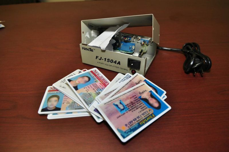 Przykłady sfałszowanych praw jazdy, agenci federalni skonfiskowani na lotnisku O’Hare w 2011 roku.