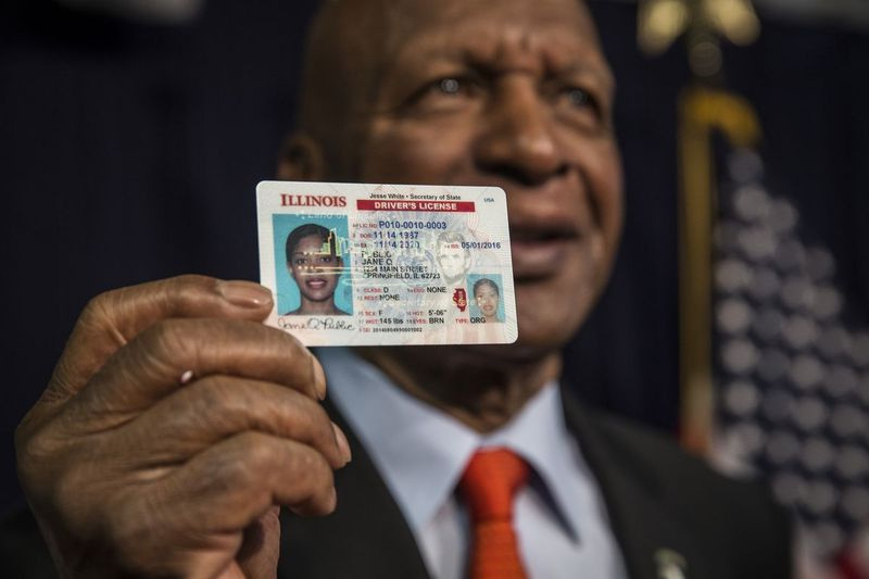 Sekretarz stanu Illinois Jesse White pokazuje prawo jazdy z ulepszonymi zabezpieczeniami w 2016 roku.