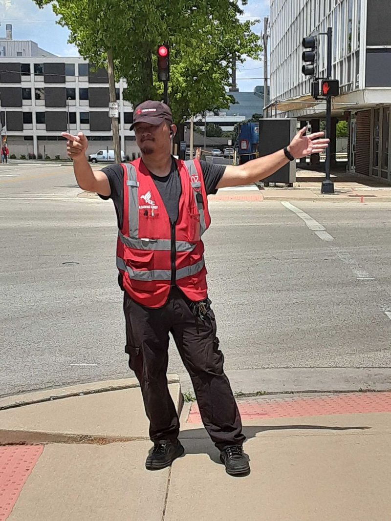 James Wang, co-proprietário da Peoria Charter Coach, no protesto em Springfield na quarta-feira.