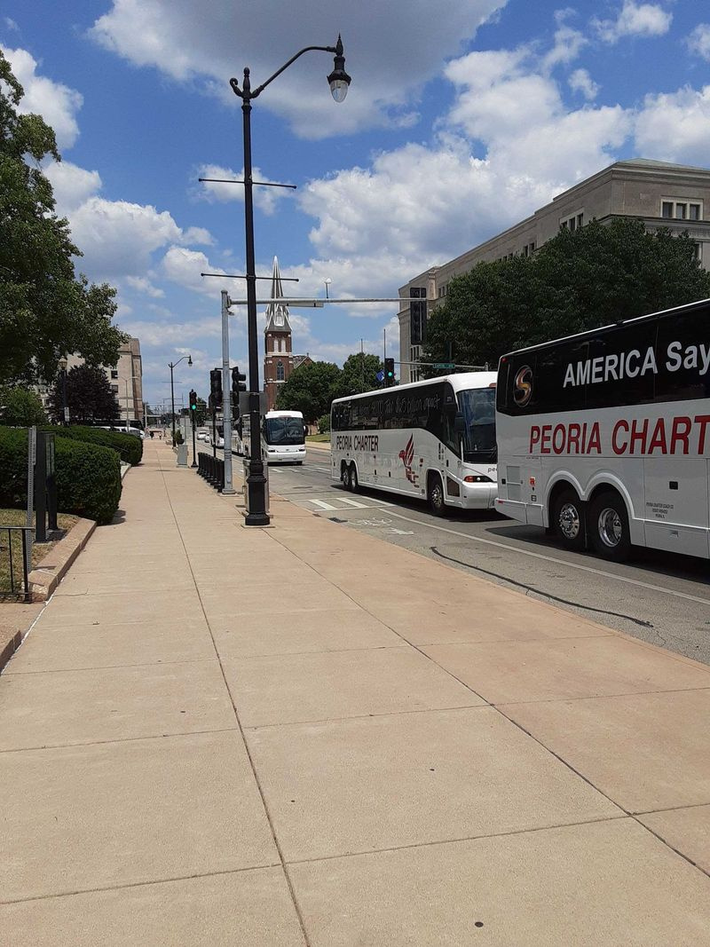 Ônibus convergem no Capitólio estadual em Springfield para pedir ajuda federal