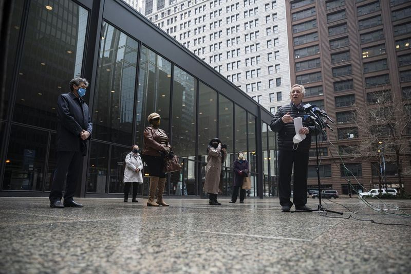 Senátor Dick Durbin nalieha na Trumpom menovaného poštmajstra Louisa DeJoya, aby odstúpil počas tlačovej konferencie v nedeľu 28. februára 2021 na Federal Plaza in the Loop.
