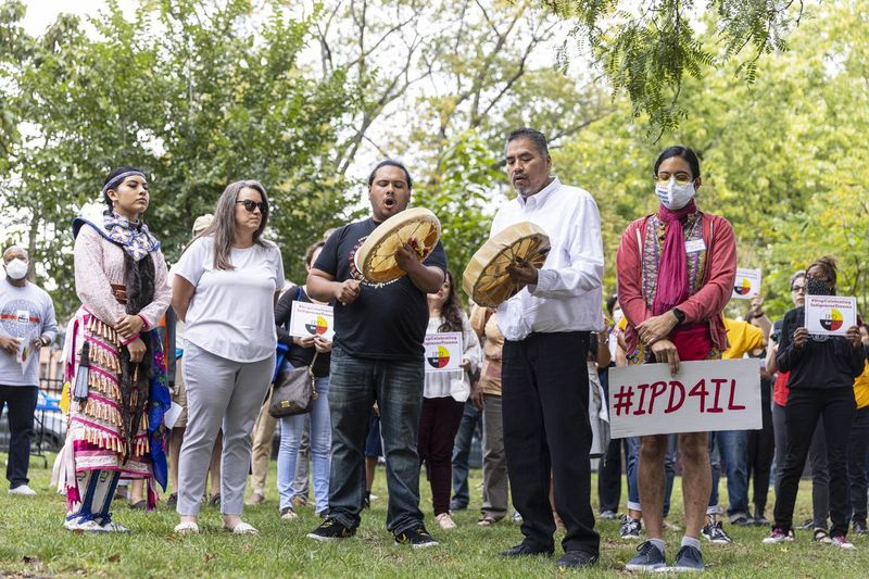 Bubeníci přednesou píseň k zahájení tiskové konference v Pottawattomie Park na 7340 N. Rogers Ave v Rogers Parku na protest poté, co komisaři Cook County odmítli prosadit opatření nahrazující Columbus Day Den Indigenous Peoples