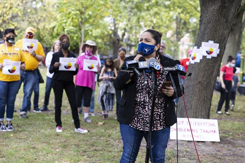 Reprezentantka státu Illinois Delia Ramirezová hovoří o neustálém navrhování legislativy, která by nahradila Columbus Day Dnem domorodých obyvatel v Pottawattomie Park na 7340 N. Rogers Ave v Rogers Parku na protest poté, co komisaři Cook County odmítli prosadit opatření nahrazující Columbus Day Indigenous Peoples Den, pondělí 11. října 2021