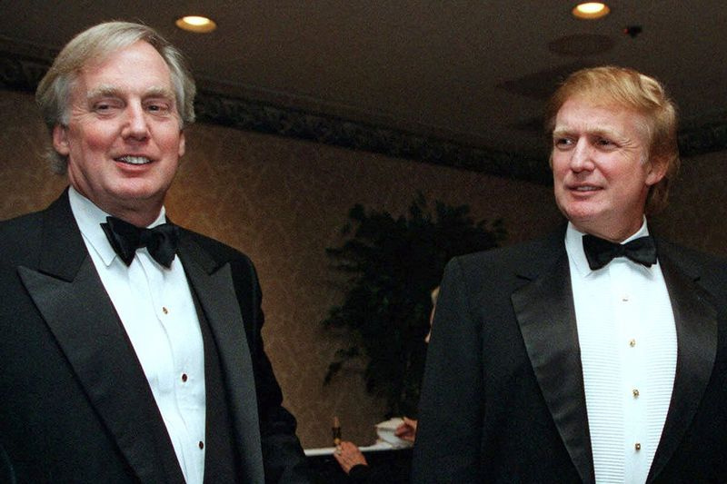 На овој фотографији од 3. новембра 1999. Роберт Трамп, лево, придружује се тадашњем инвеститору за некретнине и председничкој нади Доналду Трампу на догађају у Њујорку.