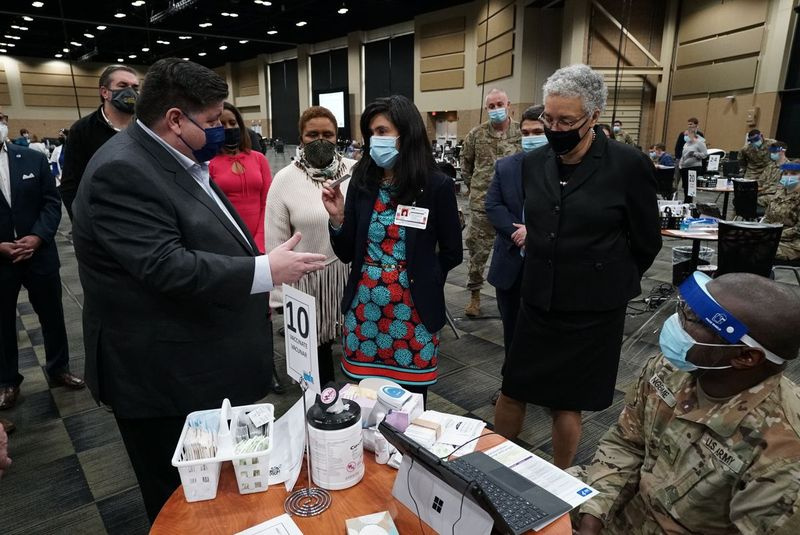 Předsedkyně správní rady Cook County Toni Preckwinkle a guvernér J. B. Pritzker se vydávají na prohlídku prvního rozsáhlého komunitního očkovacího místa na předměstí Cook County, které se připravuje na otevření v Tinley Park Convention Center.