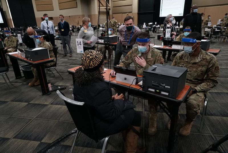 První rozsáhlé komunitní místo očkování na předměstí Cook County bylo otevřeno minulý týden v Tinley Park Convention Center.
