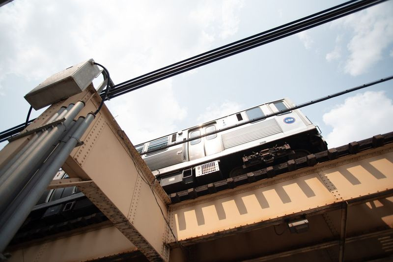 Sebuah kereta api CTA melintasi Lake Street di Chicago. Sebuah kumpulan West Side mahu melihat $2 bilion dalam pelan infrastruktur persekutuan yang dijangka pergi ke arah merombak transit di kawasan kejiranan yang telah diabaikan selama beberapa generasi.