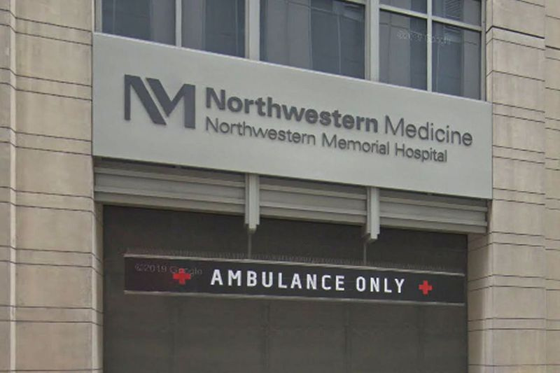 Pielęgniarka, która ostrzegała przed niebezpiecznymi maskami i została zwolniona, pozywa Northwestern Memorial Hospital.