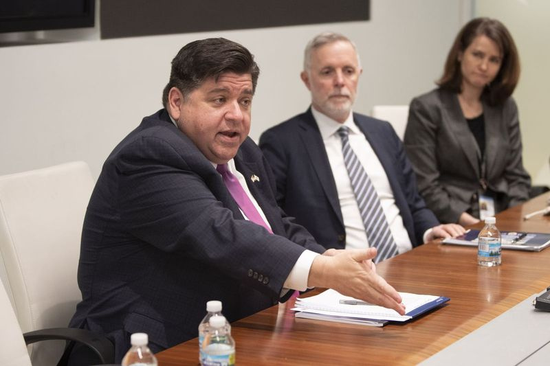Le gouverneur J.B. Pritzker rencontre le comité de rédaction du Sun-Times jeudi.