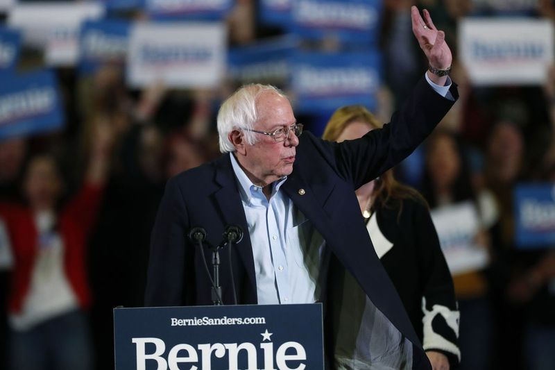 Demokrātu partijas prezidenta amata kandidāts senators Bernijs Sanderss, I-Vt., pieliek punktu kampaņas apstāšanās laikā šīs nedēļas sākumā.