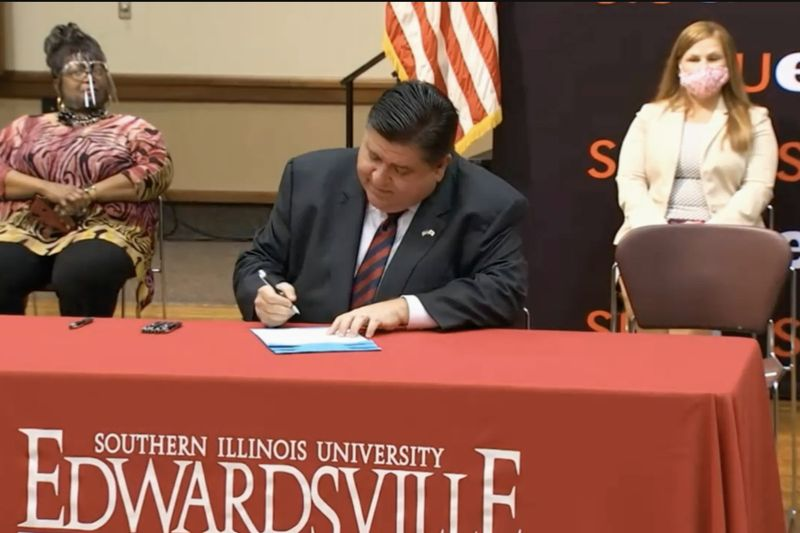 Il governatore J.B. Pritzker firma tre atti legislativi volti a ridurre le barriere finanziarie ai prodotti mestruali giovedì 5 agosto 2021.