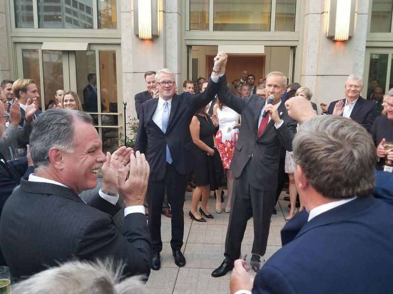 Il governatore Bruce Rauner parla a una raccolta fondi per il leader repubblicano della Camera Jim Durkin al Peninsula Chicago martedì come ex Supt di polizia di Chicago. Garry McCarthy (a sinistra) applaude. Foto di Tina Sfondeles.