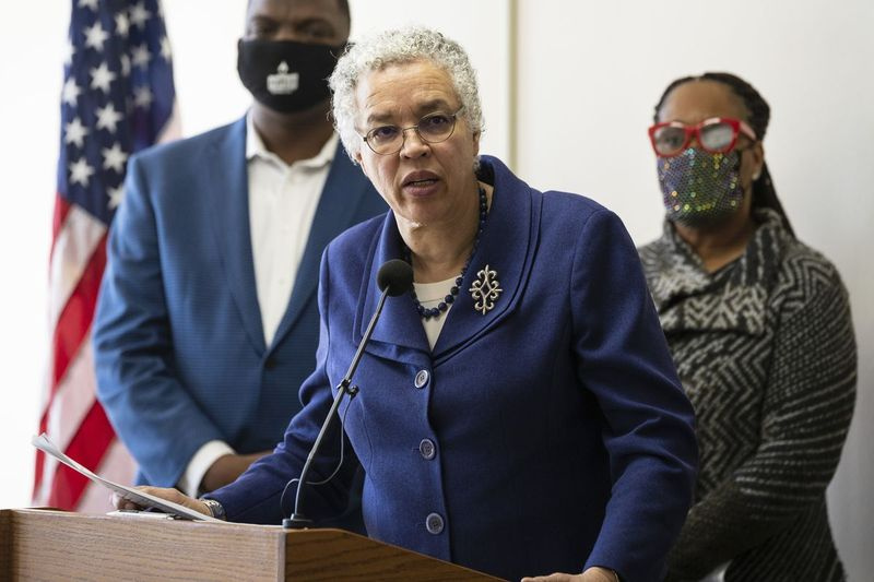 Der Präsident von Cook County, Toni Preckwinkle, spricht im März auf einer Pressekonferenz in Maywood