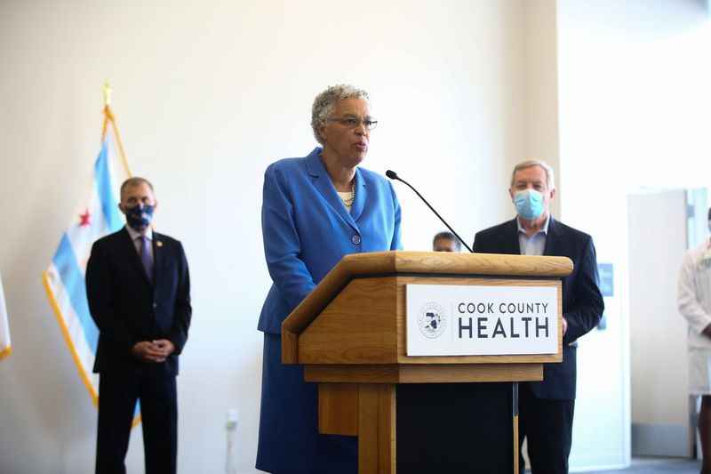 Der Vorstandsvorsitzende von Cook County, Toni Preckwinkle, spricht im vergangenen August während einer Pressekonferenz im Illinois Medical District.