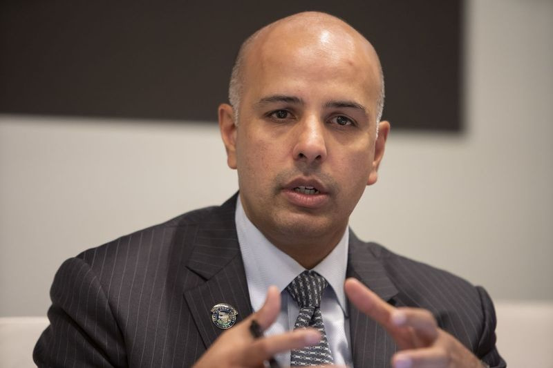Ammar M. Rizki, Chief Financial Officer von Cook County, spricht 2019 vor dem Redaktionsausschuss der Sun-Times.