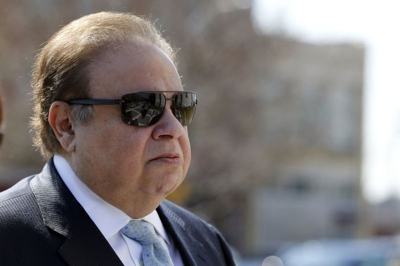 Dr. Salomon Melgen, floridský oční lékař, strávil čtyři roky ve federálním vězení za podvod. Žalobci uvedli, že ohrožoval pacienty zbytečnou lékařskou péčí, kterou popsali jako skutečně strašnou, barbarskou a nelidskou.